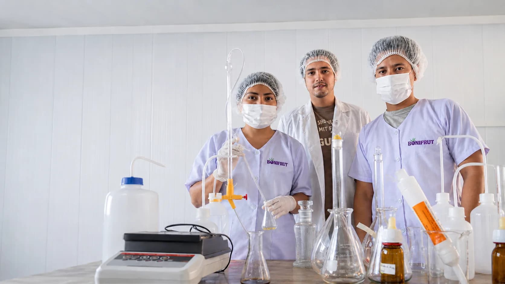 Equipo de Bonifrut en el laboratorio de control de calidad de su planta